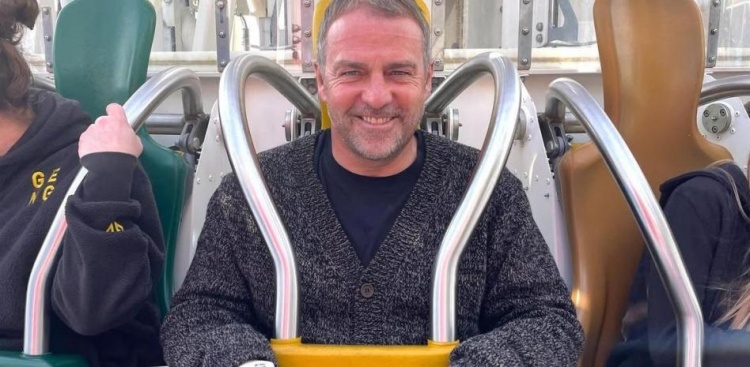 华体会网页登录-短暂的闲暇时光，弗里克到巴塞罗那第比达博山玩跳楼机